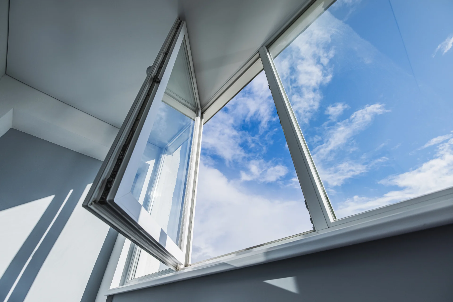 VLX 80 Casement Window in Deerfield Beach, FL | TruePane Windows & Doors - detail 1